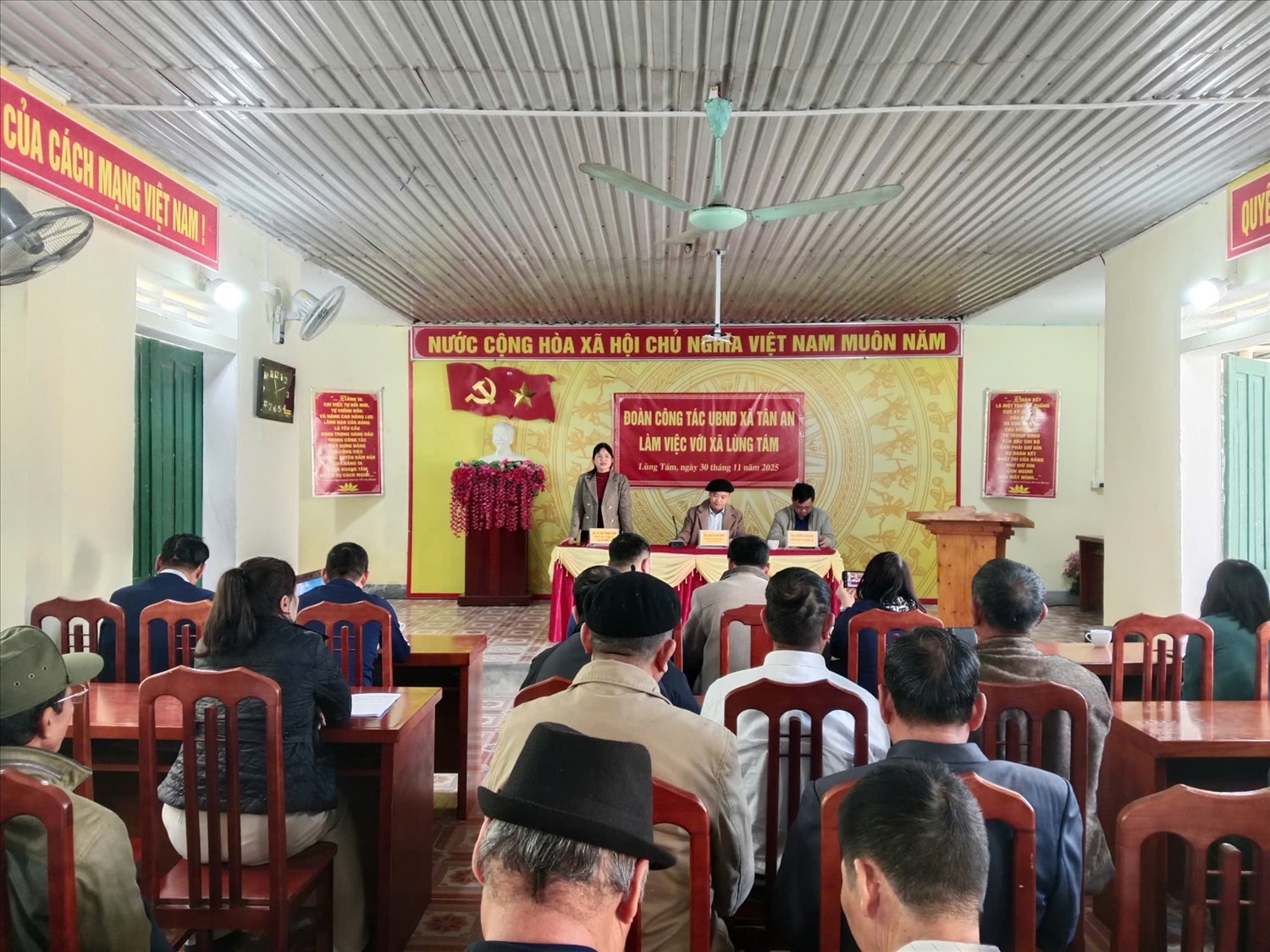 Đoàn công tác UBND xã Tân An làm việc với xã Lũng Tám, tỉnh Tuyên Quang. 