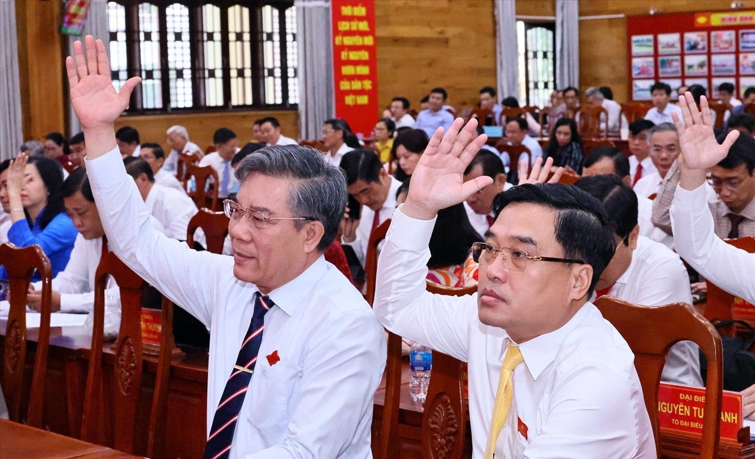 Đại biểu HĐND tỉnh Đồng Nai biểu quyết thông qua nghị quyết tại kỳ họp. Ảnh: Công Nghĩa