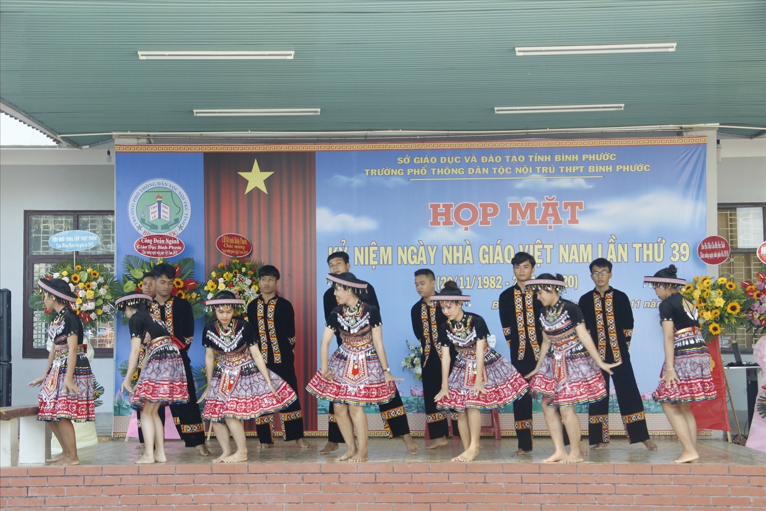 Một tiết mục văn nghệ của các em học sinh Trường Phổ thông Dân tộc nội trú THPT Bình Phước trong dịp kỷ niệm Ngày Nhà giáo Việt Nam