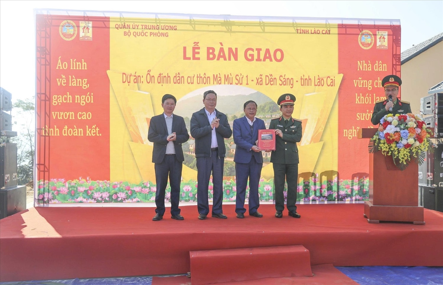 Đại diện lãnh đạo Bộ Tư lệnh Quân khu 2 bàn giao dự án cho xã Dền Sáng (ảnh Trọng Bảo) Đại diện lãnh đạo Bộ Tư lệnh Quân khu 2 bàn giao dự án cho xã Dền Sáng (ảnh Trọng Bảo)
