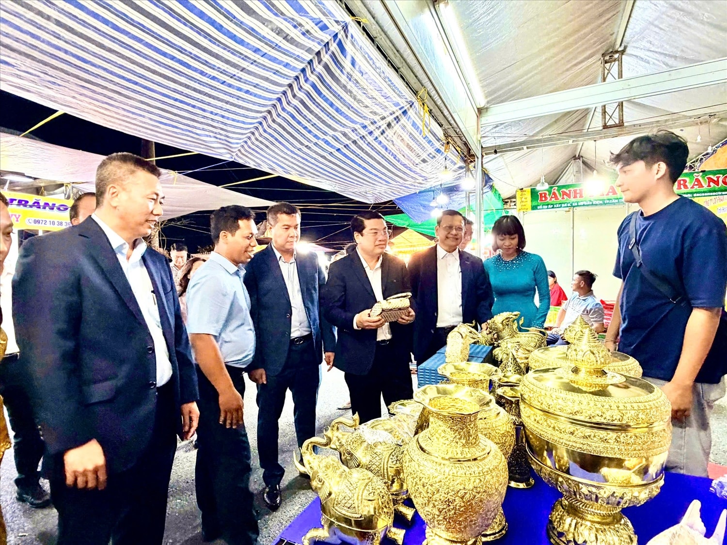 Các đại biểu tham quan không gian hội chợ