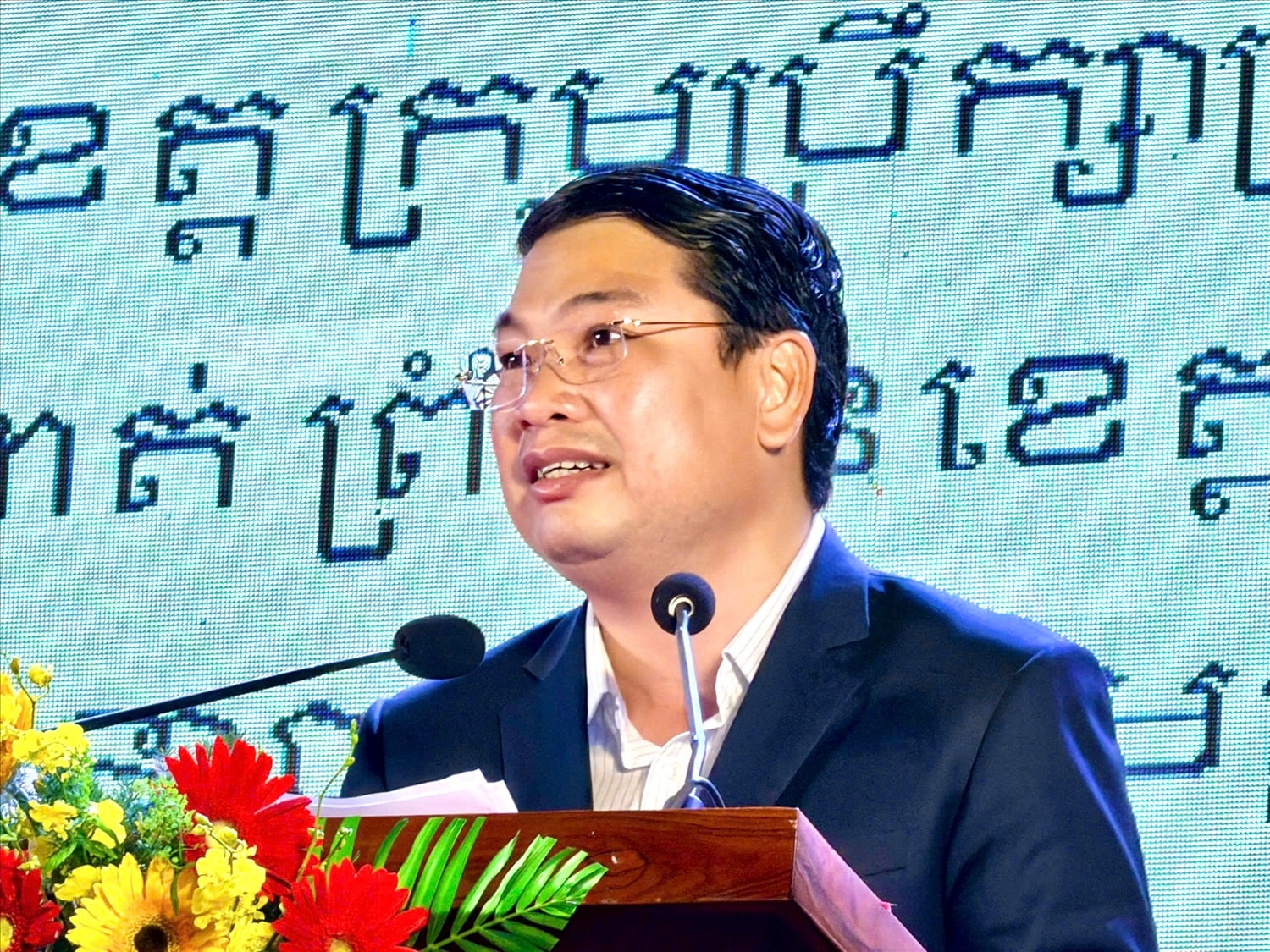 Ông Lê Trung Hồ, Phó Chủ tịch UBND tỉnh An Giang, phát biểu khai mạc hội chợ