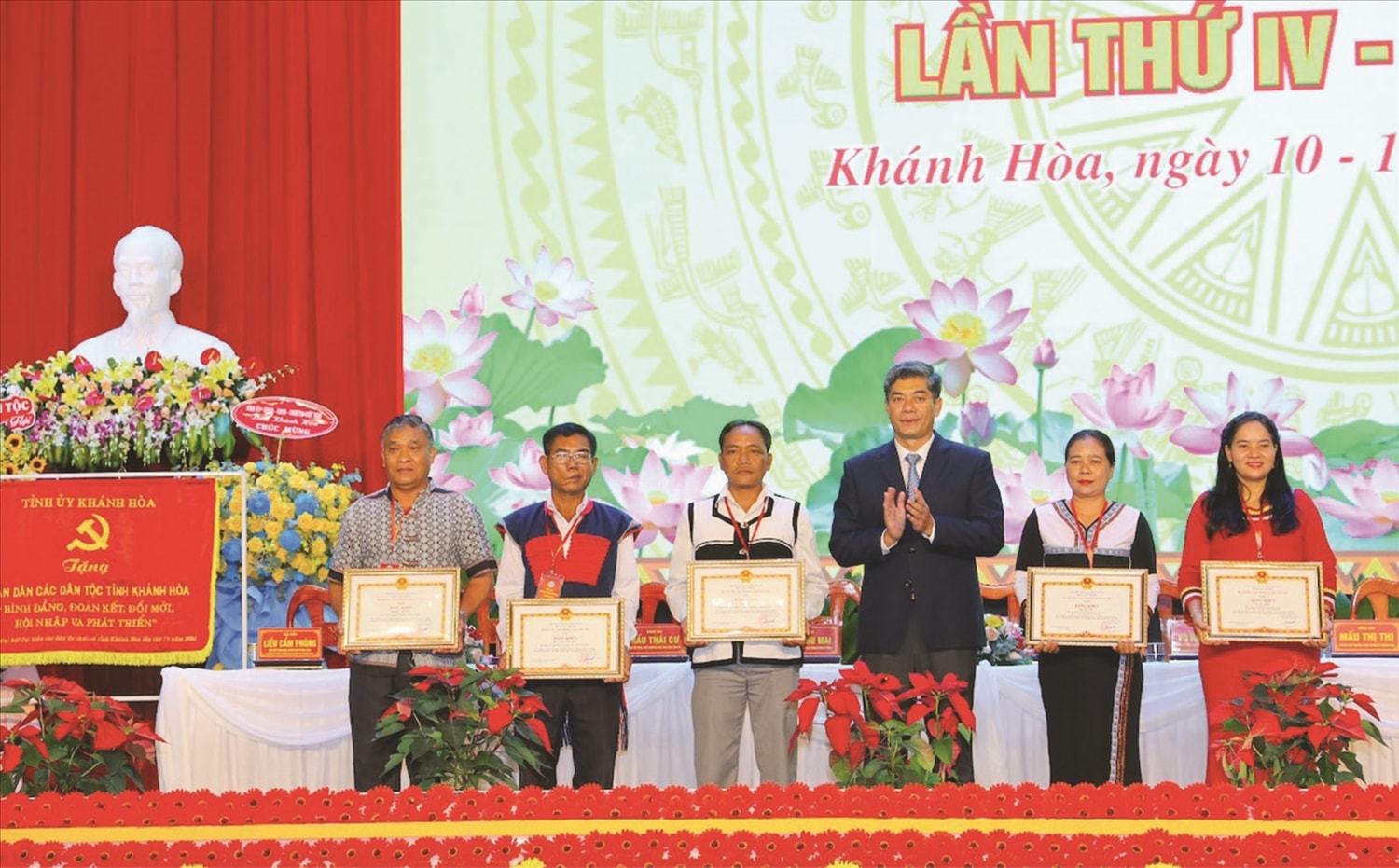 Những cán bộ người DTTS tiêu biểu được Thứ trưởng Bộ Dân tộc và Tôn giáo Y Vinh Tơr trao Bằng khen tại Đại hội đại biểu  các DTTS tỉnh Khánh Hòa lần thứ IV - năm 2024