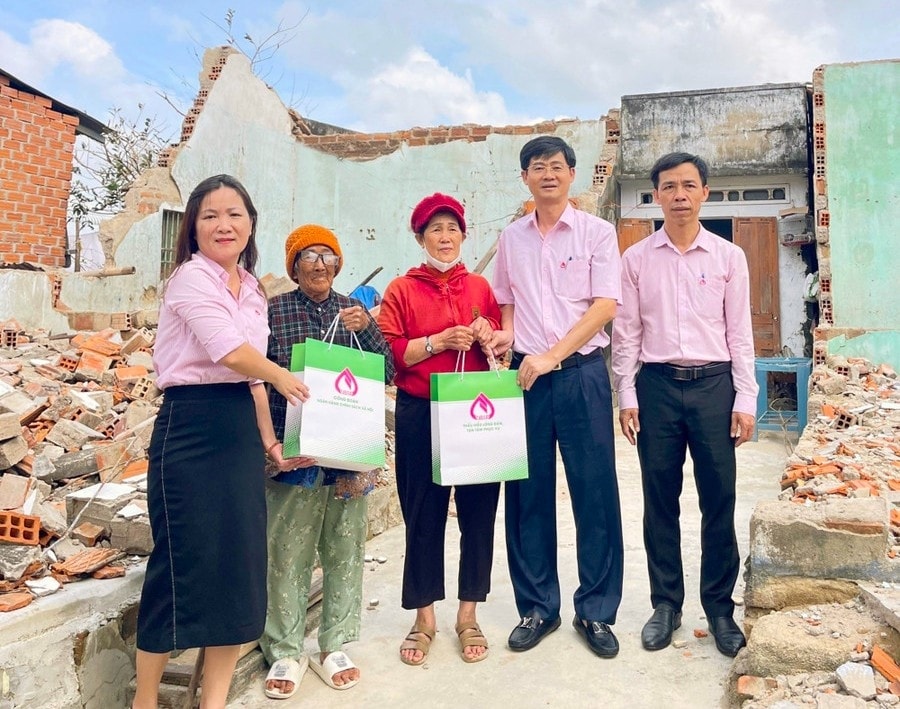 Giám đốc Ngân hàng CSXH chi nhánh tỉnh Gia Lai  Nguyễn Minh Hướng thăm hỏi, tặng quà hỗ trợ các hộ dân bị thiệt hại nặng tại xã Tuy Phước