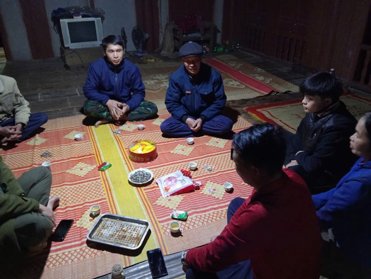 Ông Hà Quang Lãng, Bí thư chi bộ, Trưởng ban Công tác mặt trận khu dân cư, Người có uy tín thôn An Khang tuyên truyền người dân chấp hành pháp luật.