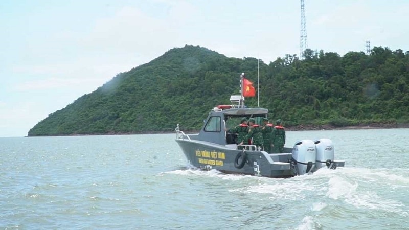 Các lực lượng chức năng tích cực tuyên truyền vận động, phổ biến pháp luật biển, nâng cao ý thức chấp hành cho ngư dân khi vươn khơi bám biển (Ảnh TL)