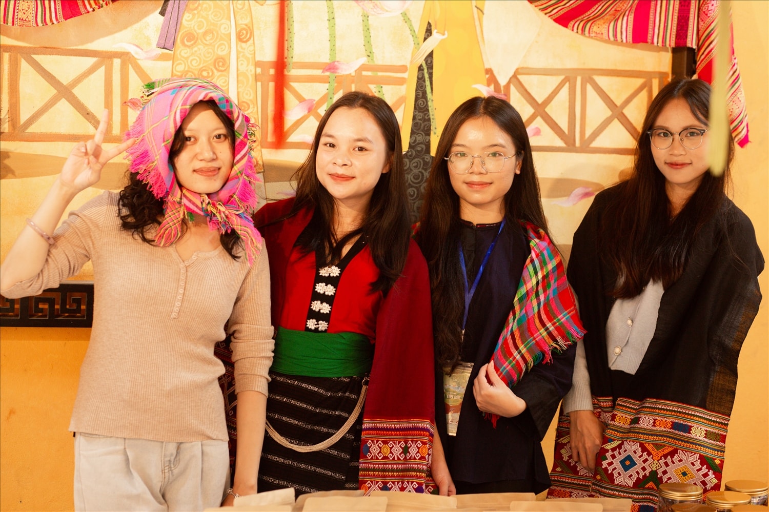 Các bạn sinh viên DTTS tham gia chương trình Các bạn sinh viên DTTS tham gia chương trình