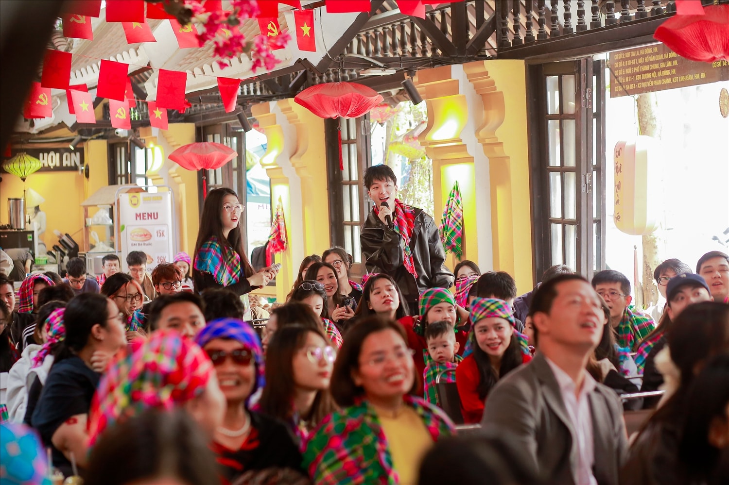 Tại chương trình, du khách còn được tham gia các trò chơi và tìm hiểu về văn hóa vùng DTTS Tại chương trình, du khách còn được tham gia các trò chơi và tìm hiểu về văn hóa vùng DTTS