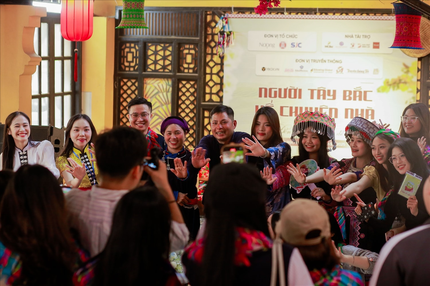 Tại chương trình các bạn sinh viên đã được giao lưu cùng anh Lâm A Hà và chị Vàng Thị Thông, hai nhân vật đã lan tỏa nhiều điều tích cực trên nền tảng số thời gian vừa qua Tại chương trình các bạn sinh viên đã được giao lưu cùng anh Lâm A Hà và chị Vàng Thị Thông, hai nhân vật đã lan tỏa nhiều điều tích cực trên nền tảng số thời gian vừa qua