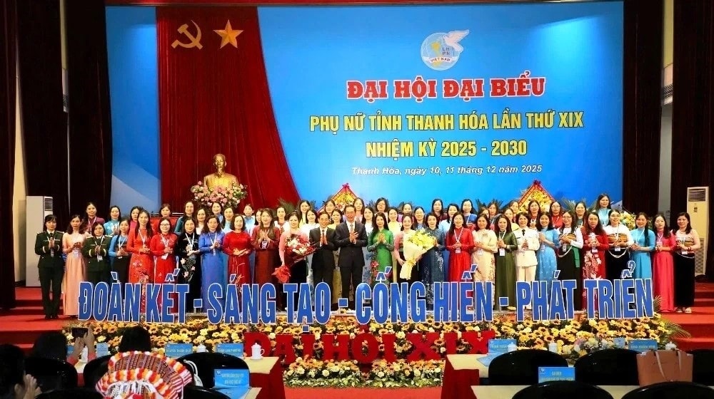 Đại diện lãnh đạo Trung ương Hội LHPN Việt Nam và lãnh đạo tỉnh tặng hoa chúc mừng Ban Chấp hành Hội LHPN tỉnh khoá XIX