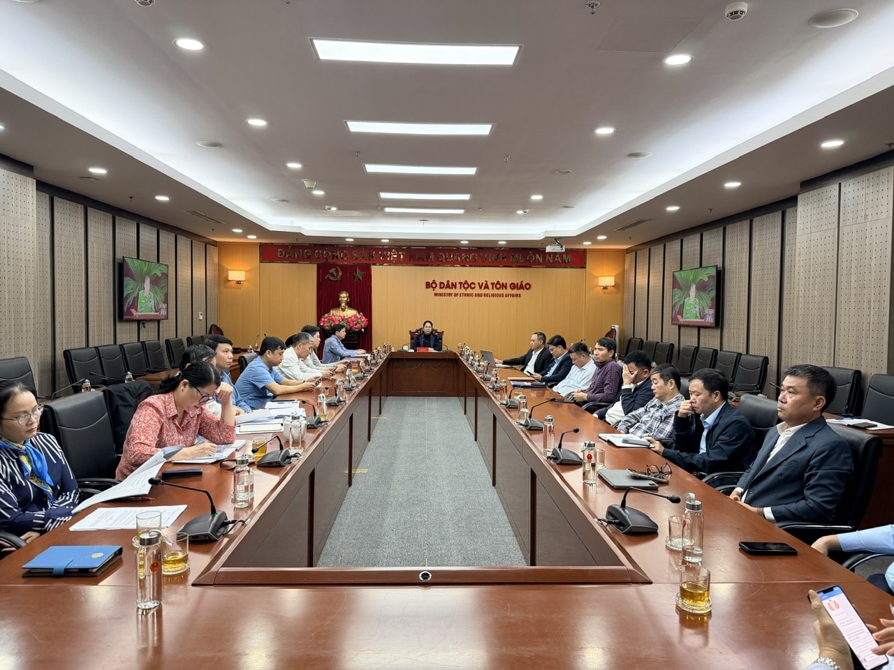 Các đại biểu tham dự Hội nghị tại điểm cầu Bộ Dân tộc và Tôn giáo. Ảnh: Mạnh Cường.
