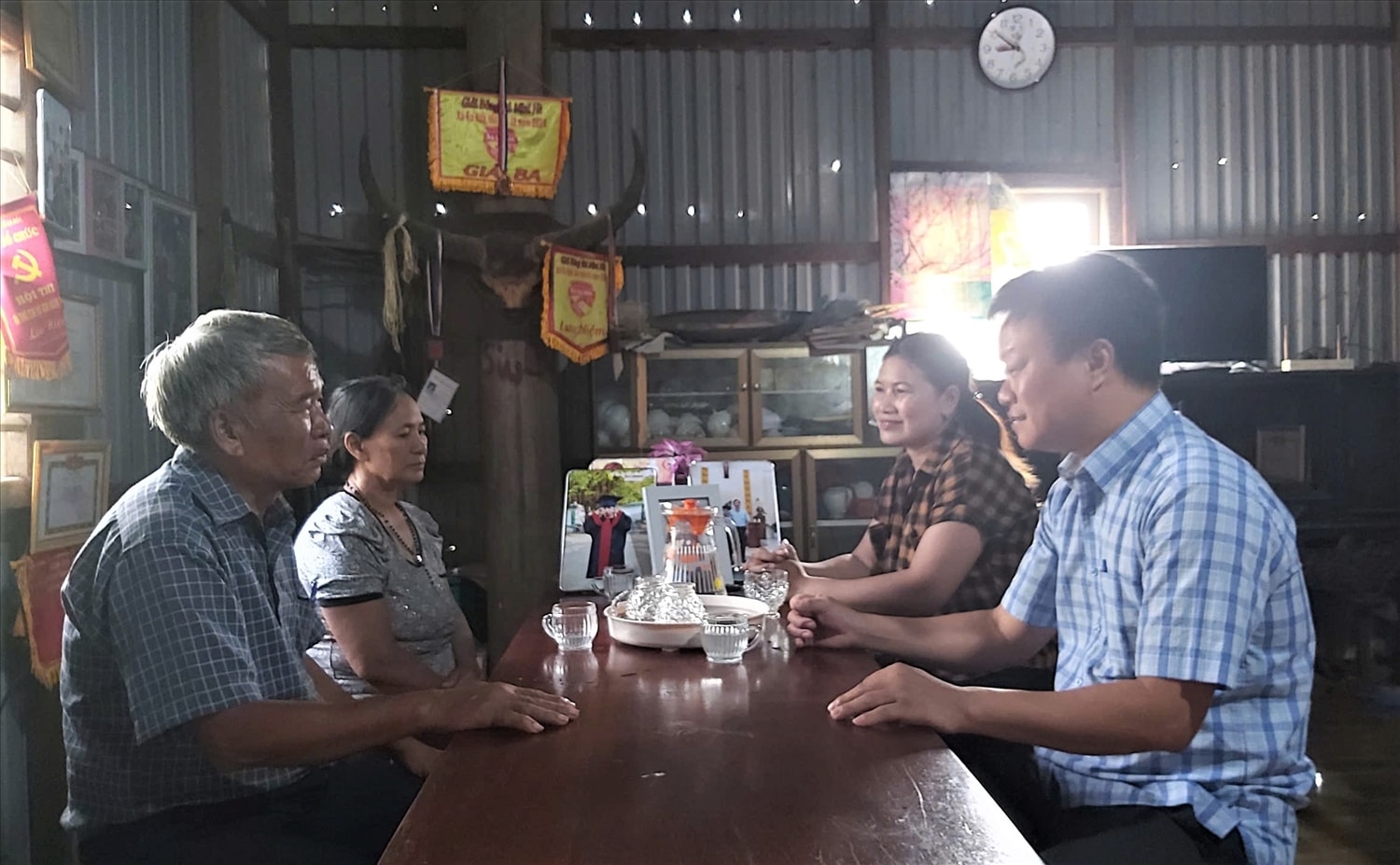 Ông Y Sum Êban (bìa trái), Người có uy tín thôn 8, xã Ea Rốk “đi từng ngõ, gõ từng nhà” tuyên truyền về tảo hôn