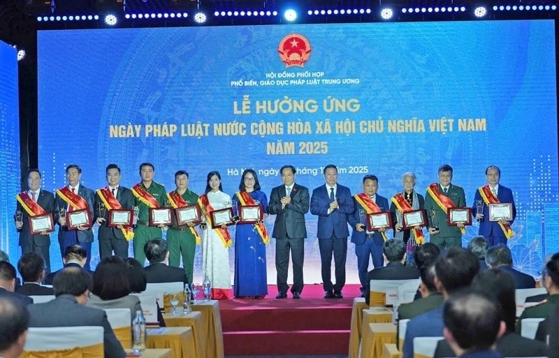 Thiếu tá Hơ Văn Di (thứ 5 từ trái sang) được vinh danh tại Lễ hưởng ứng Ngày Pháp luật Việt Nam năm 2025. 