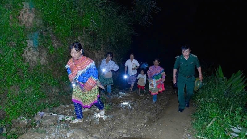 Người dân các bản vượt đường núi đến lớp học buổi tối của thầy Di 