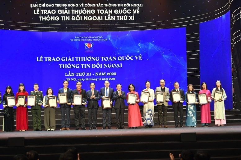 Phó Thủ tướng Chính phủ Bùi Thanh Sơn và Trưởng Ban Tuyên giáo và Dân vận Trung ương Trịnh Văn Quyết trao giải Nhì cho các tác giả - Ảnh: VGP/Nhật Bắc