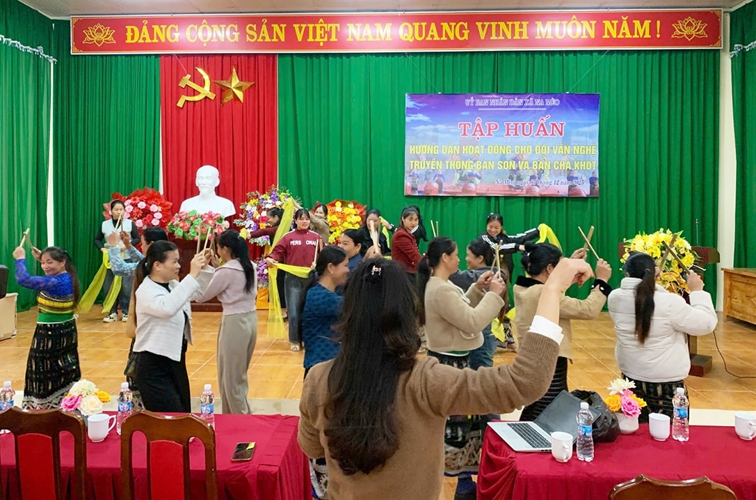Các học viên được nghệ nhân hướng dẫn dân ca, dân vũ và phương pháp duy trì hoạt động đội văn nghệ tại cơ sở Các học viên được nghệ nhân hướng dẫn dân ca, dân vũ và phương pháp duy trì hoạt động đội văn nghệ tại cơ sở