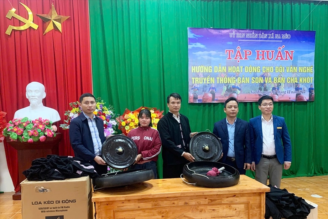 Từ nguồn lực Dự án 6, xã Na Mèo được hỗ trợ nhạc cụ và trang phục truyền thống, góp phần nâng cao chất lượng biểu diễn và bảo tồn văn hóa Thái. Từ nguồn lực Dự án 6, xã Na Mèo được hỗ trợ nhạc cụ và trang phục truyền thống, góp phần nâng cao chất lượng biểu diễn và bảo tồn văn hóa Thái.