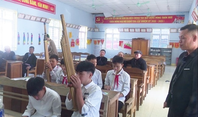 Các bạn trẻ được thực hành kỹ năng chơi khèn, sáo dưới sự hướng dẫn tận tình của các nghệ nhân. Các bạn trẻ được thực hành kỹ năng chơi khèn, sáo dưới sự hướng dẫn tận tình của các nghệ nhân.