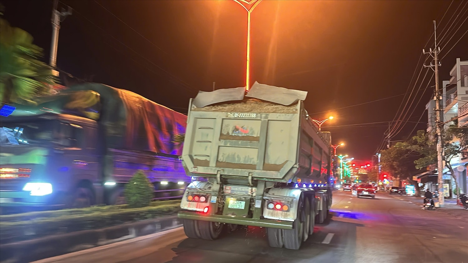 Xe tải chở vật liệu chạy vào ban đêm trên đường Hồ Chí Minh, đoạn qua phường Kon Tum. (Ảnh: Ngọc Chí) Xe tải chở vật liệu chạy vào ban đêm trên đường Hồ Chí Minh, đoạn qua phường Kon Tum. (Ảnh: Ngọc Chí)