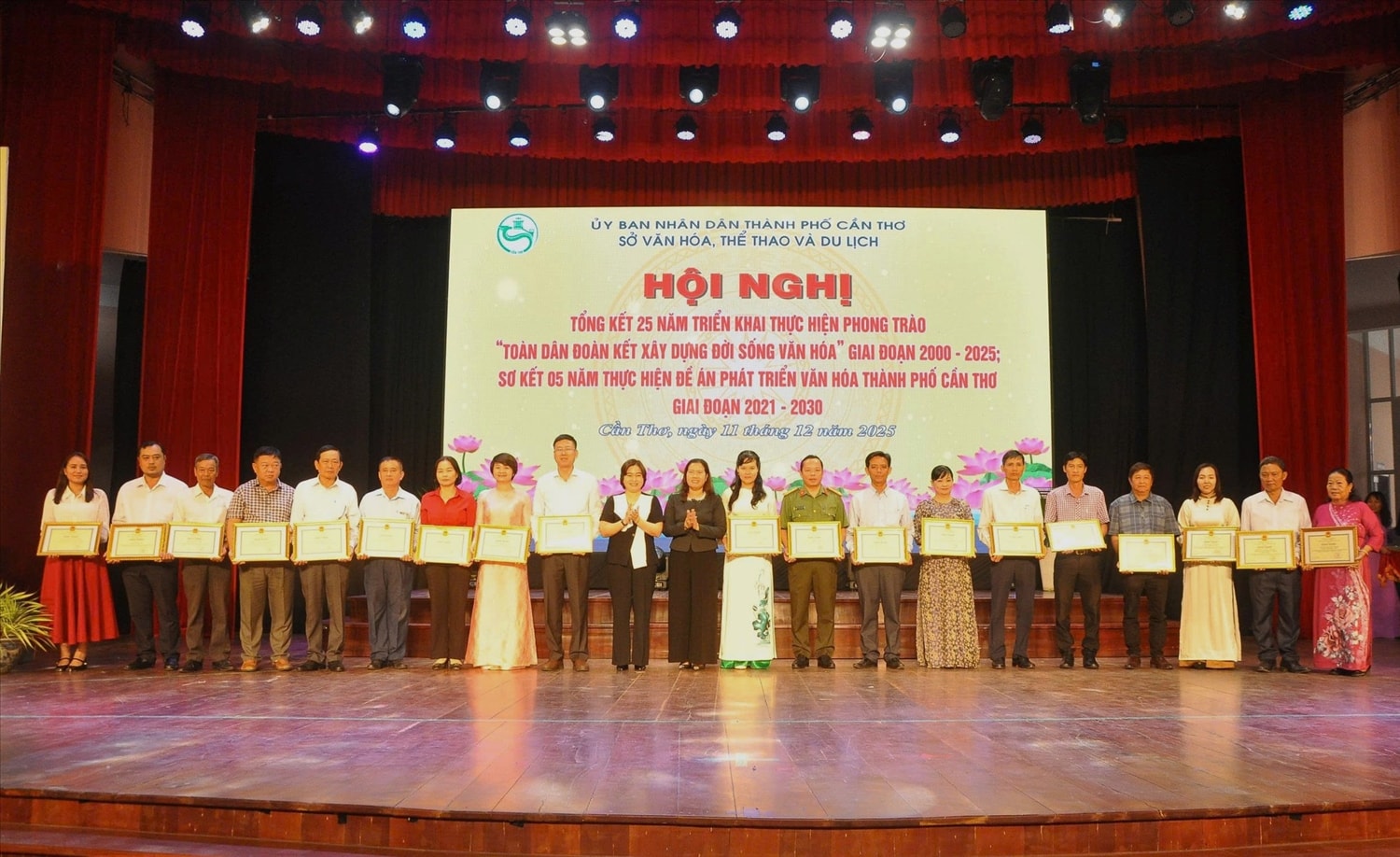 Bà Nguyễn Thị Ngọc Điệp ( đứng giữa) , Phó Chủ tịch UBND TP. Cần Thơ, Trưởng Ban Chỉ đạo phong trào trao Bằng khen đến các tập thể có thành tích xuất sắc 