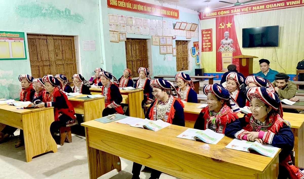 Lớp học xoá mù chữ tại xã Hồ Thầu, Tuyên Quang