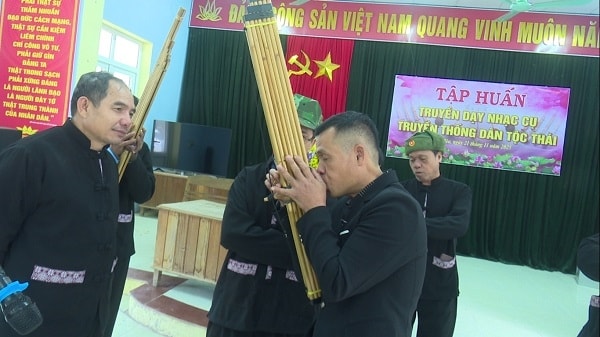 Thực hành kỹ năng chơi khèn, sáo dưới sự hướng dẫn tận tình của các nghệ nhân Thực hành kỹ năng chơi khèn, sáo dưới sự hướng dẫn tận tình của các nghệ nhân