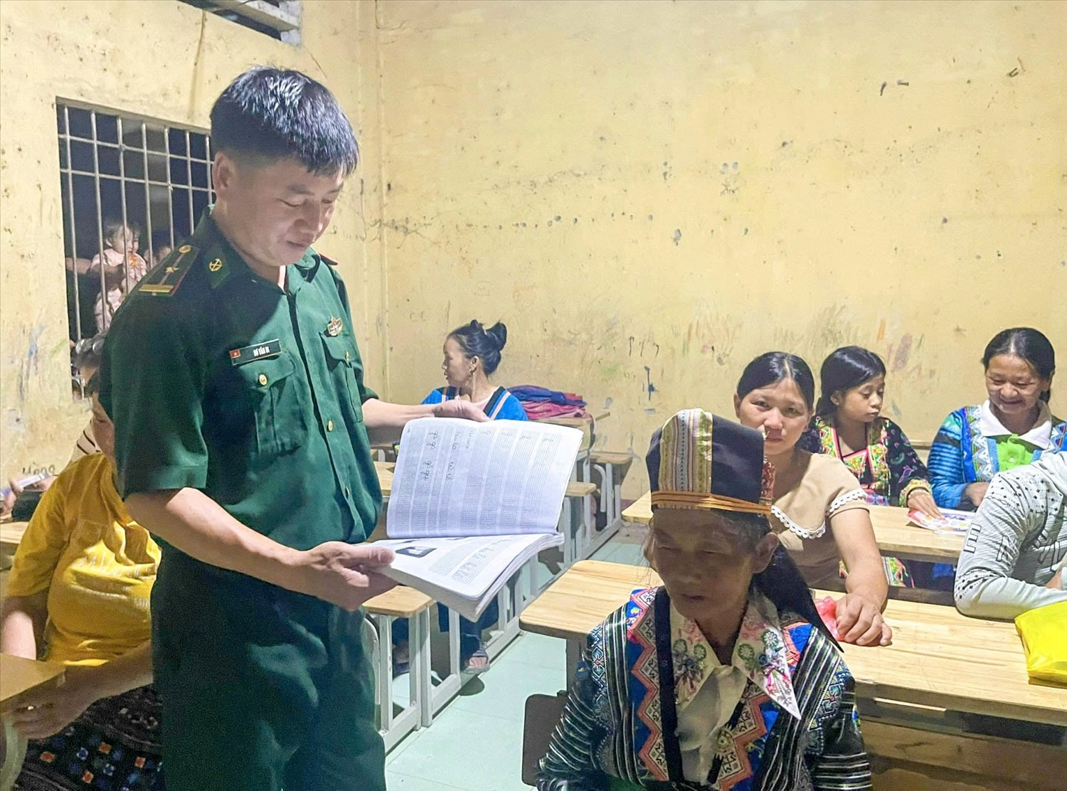 Thiếu tá Hơ Văn Di tổ chức và trực tiếp giảng dạy lớp xóa mù, xóa tái mù chữ ở xã Trung Lý