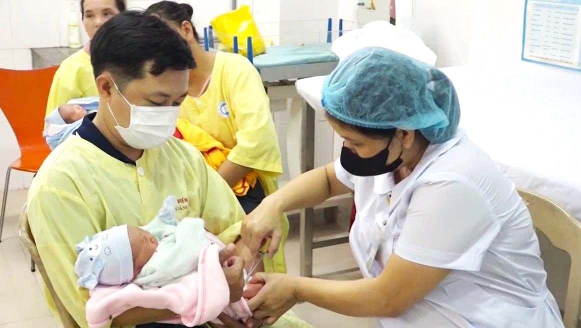 Nhân viên y tế thực hiện lấy mẫu sàng lọc sơ sinh cho trẻ tại cơ sở y tế, giúp người dân vùng khó khăn tiếp cận dịch vụ thuận lợi hơn.