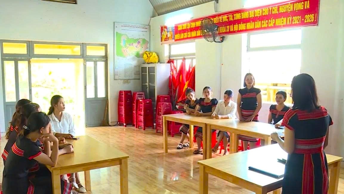 Cán bộ dân số truyền thông sức khỏe sinh sản và sàng lọc trước sinh, sơ sinh cho phụ nữ đồng bào DTTS tại địa phương.