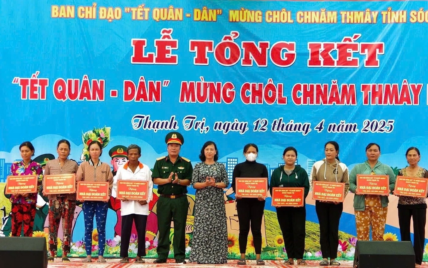 Ban tổ chức Tết Quân - Dân mừng Chôl Chnăm Thmây năm 2025 tại  tỉnh Sóc Trăng (nay là TP. Cần Thơ) tặng bảng tượng trưng nhà 