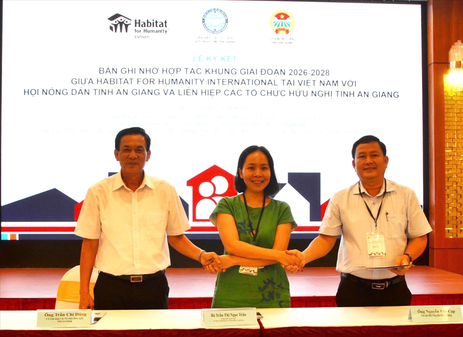 Từ phải qua: Ông Nguyễn Văn Cọp, Chủ tịch Hội Nông dân tỉnh An Giang; bà Trần Thị Ngọc Trân, Giám đốc Quốc gia của HFHI tại Việt Nam và ông Trần Chí Dũng, Chủ tịch Liên hiệp Các tổ chức Hữu nghị tỉnh An Giang cùng ký kết khung hợp tác 3 năm  trên địa bàn tỉnh An Giang 