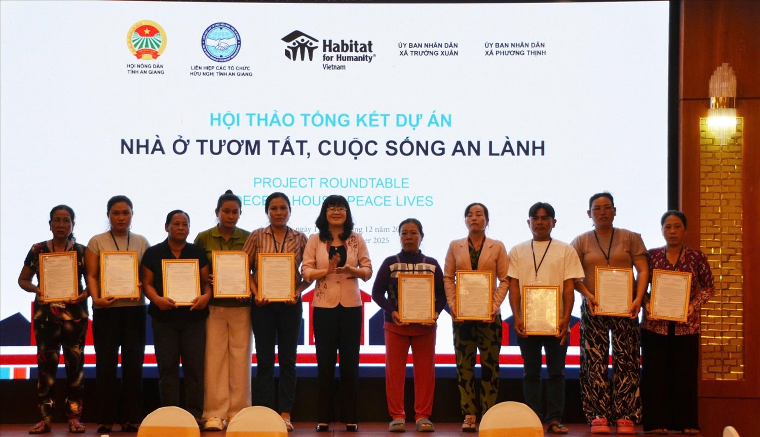 Đại diện Ban tổ chức trao  giấy chứng nhận nhà cho các hộ thuộc chương trình trên địa bàn tỉnh An Giang 