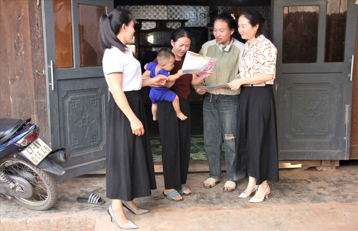 Chị Phan Thị Tuất (bìa phải), Phó Chủ tịch Hội LHPN xã Ea Rốk cùng viên chức dân số - y tế, chi hội phụ nữ đến từng nhà dân tuyên truyền