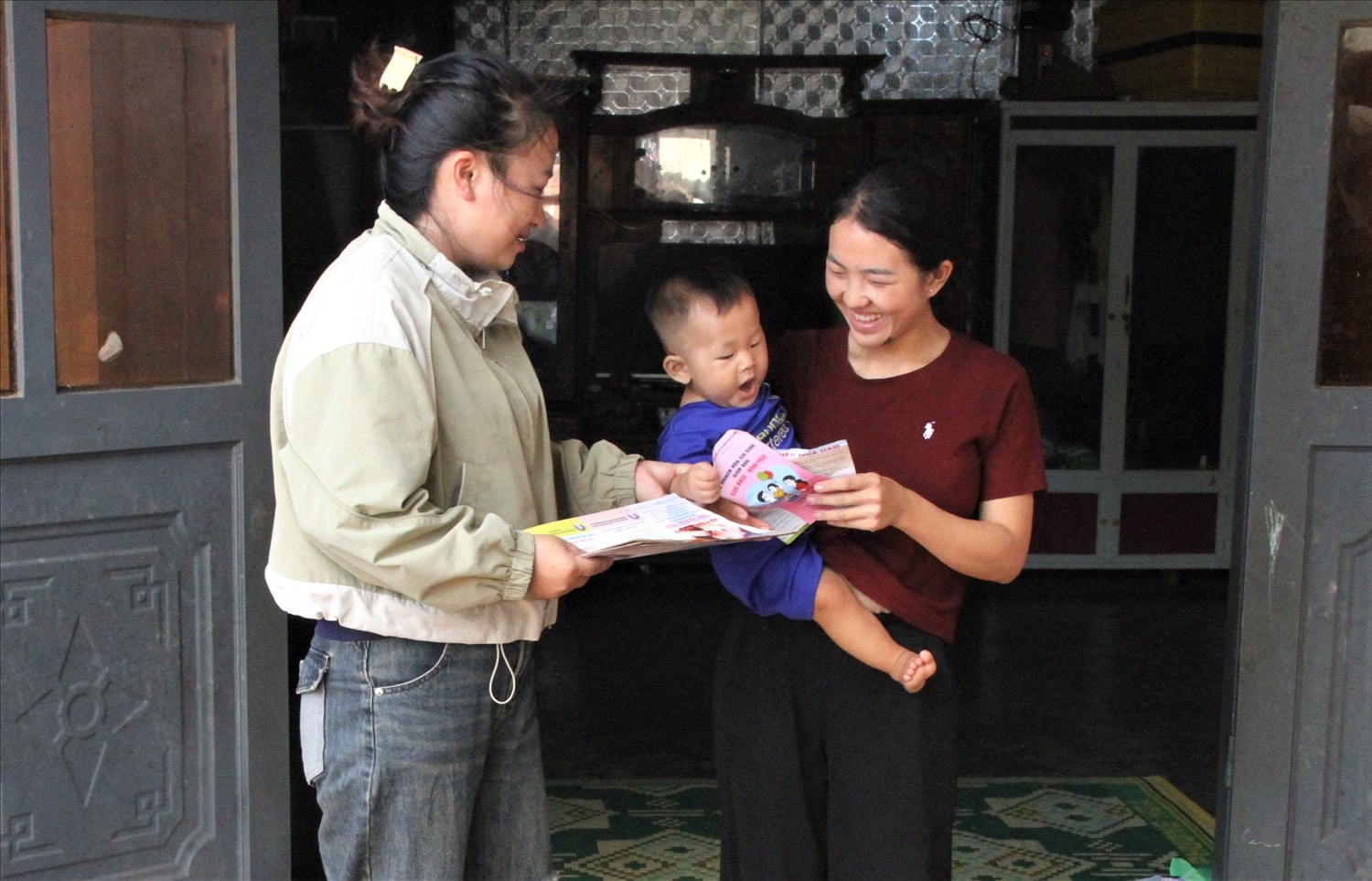 Chị Hầu Thị Vinh, Chi hội trưởng Chi hội Phụ nữ thôn 15 Cư Kbang tranh thủ thời điểm người dân có ở nhà để tuyên truyền