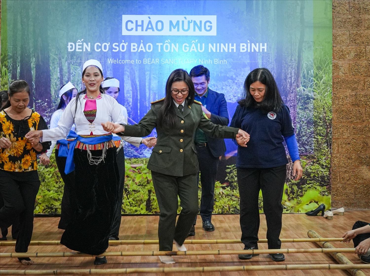 Cộng đồng cư dân địa phương giao lưu cùng Ban tổ chức trong khuôn khổ Chương trình Cộng đồng cư dân địa phương giao lưu cùng Ban tổ chức trong khuôn khổ Chương trình