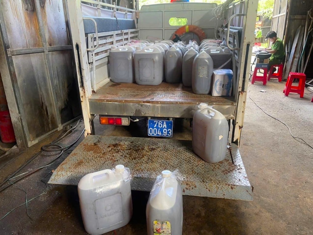 Nhiều thùng dầu DO không rõ nguồn gốc được lực lượng chức năng thu giữ để tiếp tục điều tra. (Ảnh: Đ.Minh) Nhiều thùng dầu DO không rõ nguồn gốc được lực lượng chức năng thu giữ để tiếp tục điều tra. (Ảnh: Đ.Minh)