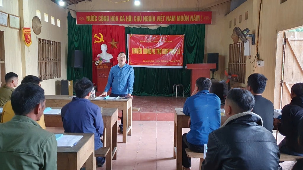 Cán bộ Trung tâm Trợ giúp pháp lý tỉnh Cao Bằng phổ biến kiến thức pháp luật cho người dân xóm Hoài Khao và Quang Thượng, xã Thành Công ngày 14/10/2025.