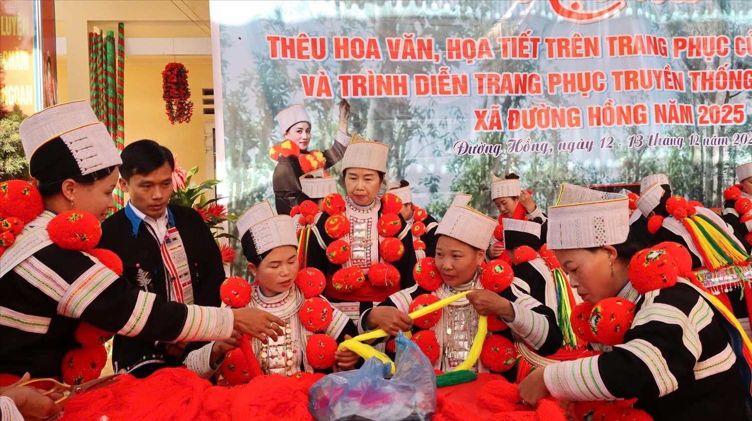 Các đội thi trổ tài thêu hoa văn truyền thống