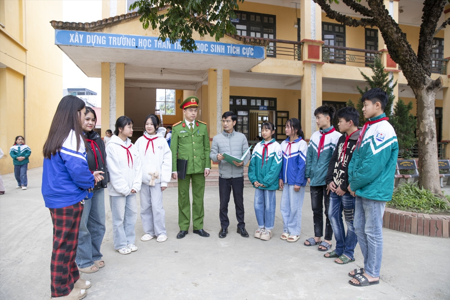 Trường Phổ thông dân tộc bán trú (PTDTBT) TH & THCS Tú Lệ phối hợp cùng lực lượng công an xã tuyên truyền tới các em học sinh