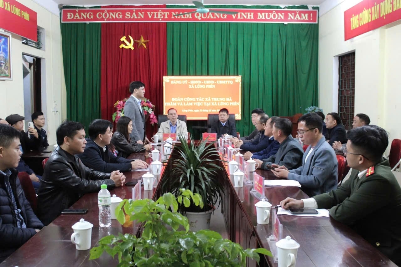 Đoàn công tác xã Trung Hà thăm và làm việc tại xã Lũng Phìn, tỉnh Tuyên Quang