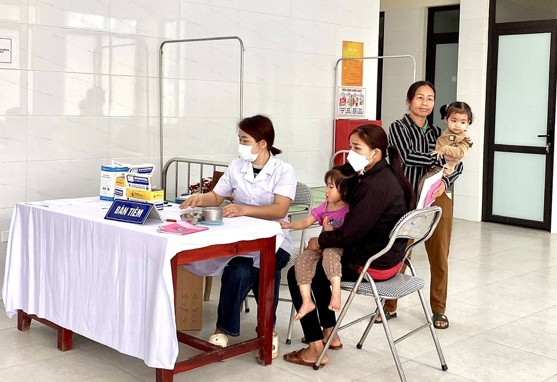 Trạm Y tế khám sức khỏe, truyền thông dinh dưỡng, hướng dẫn chăm sóc trẻ