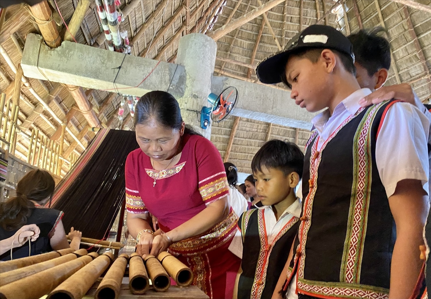 Mô hình trưng bày tại nhà rông làng Kon Jong, xã Ngọk Réo sẽ giúp thế hệ trẻ trong làng hiểu biết về những giá trị văn hóa truyền thống của dân tộc. (Ảnh: Ngọc Chí) 