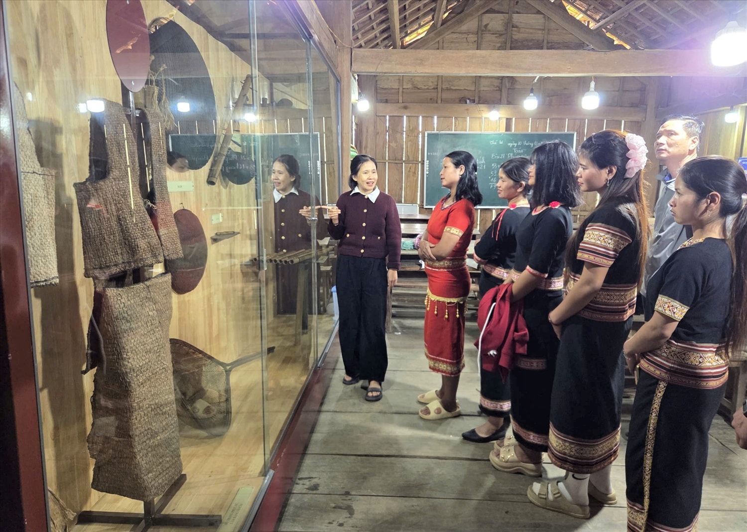 Mô hình trưng bày các hiện vật tái hiện lại không gian sinh hoạt văn hóa đặc trưng của dân tộc Xơ Đăng – nhánh Mơ Nâm tại xã Kon Plông. (Ảnh: Ngọc Chí) 