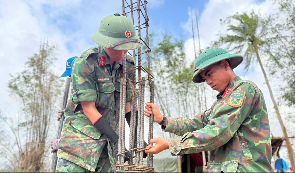 Những chú bộ đội trong vai thợ xây giúp dân dựng lại nhà. (Ảnh: T.Q) Những chú bộ đội trong vai thợ xây giúp dân dựng lại nhà. (Ảnh: T.Q)