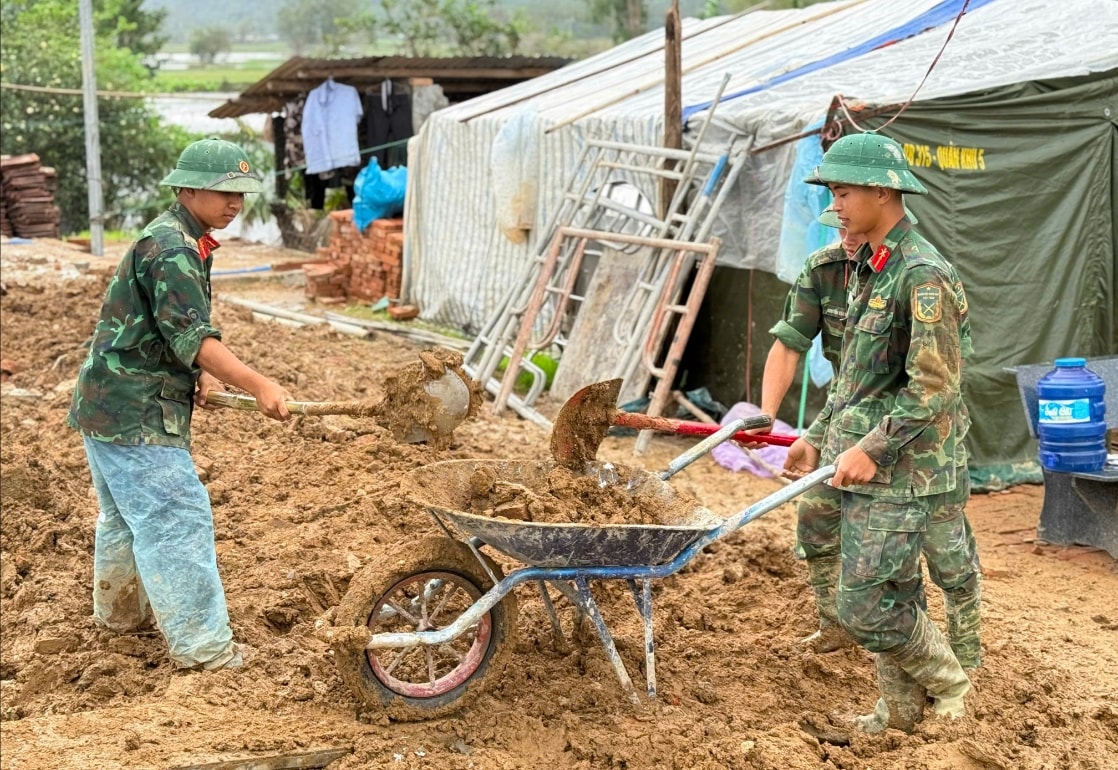 Các chiến sĩ bộ đội khẩn trương hỗ trợ xây dựng mới, sửa chữa nhà ở cho người dân. (Ảnh: T.Q) Các chiến sĩ bộ đội khẩn trương hỗ trợ xây dựng mới, sửa chữa nhà ở cho người dân. (Ảnh: T.Q)