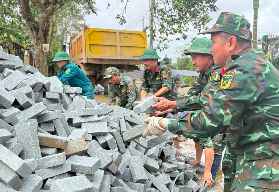 Chiến sỹ Đoàn Kinh tế - Quốc phòng 207/Quân khu 5 vận chuyển vật liệu xây nhà cho người dân. (Ảnh: T.Q) Chiến sỹ Đoàn Kinh tế - Quốc phòng 207/Quân khu 5 vận chuyển vật liệu xây nhà cho người dân. (Ảnh: T.Q)