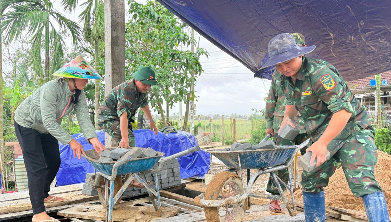 Các chiến sĩ bộ đội đang chạy đua với thời gian để hoàn thành việc xây nhà cho người dân kịp tiến độ đề ra. (Ảnh: T.Q) Các chiến sĩ bộ đội đang chạy đua với thời gian để hoàn thành việc xây nhà cho người dân kịp tiến độ đề ra. (Ảnh: T.Q)
