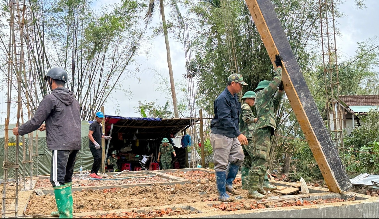 Các chiến sĩ đang làm việc với một tinh thần và quyết tâm rất cao. (Ảnh: T.Q) Các chiến sĩ đang làm việc với một tinh thần và quyết tâm rất cao. (Ảnh: T.Q)