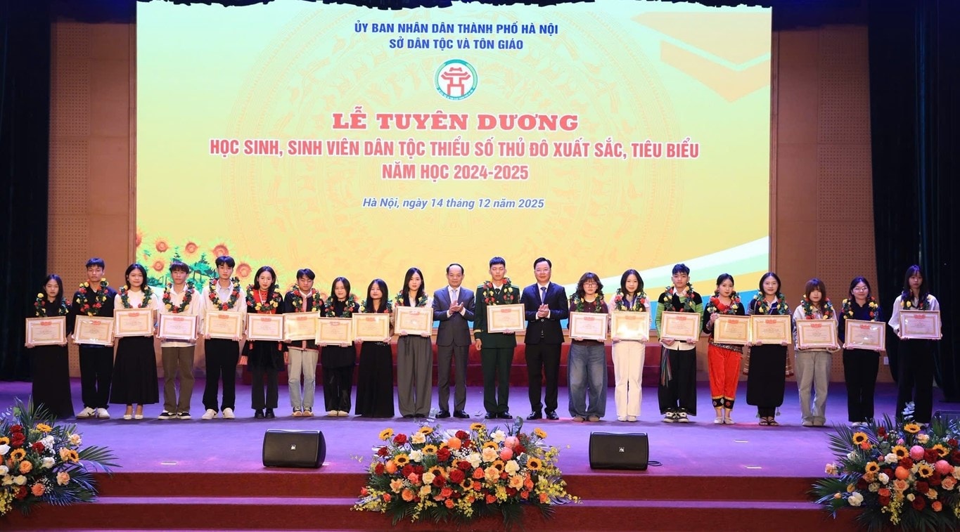 Ông Đinh Văn Khóa, Phó Trưởng Ban Tuyên giáo và Dân vận Thành ủy (đứng bên trái) và ông Nguyễn Sỹ Trường, Giám đốc Sở Dân tộc và Tôn giáo Thành phố Hà Nội (bên phải) tặng Giấy khen cho các em học sinh, sinh viên DTTS xuất sắc, tiêu biểu năm học 2024-2025 trên địa bàn Thủ đô.