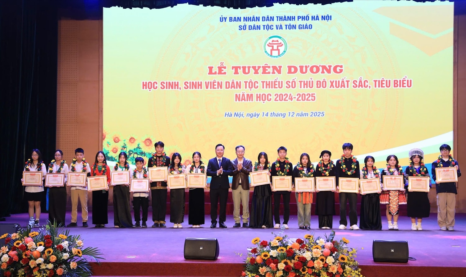 Ban Tổ chức tặng Giấy khen cho các em học sinh, sinh viên DTTS xuất sắc, tiêu biểu năm học 2024-2025